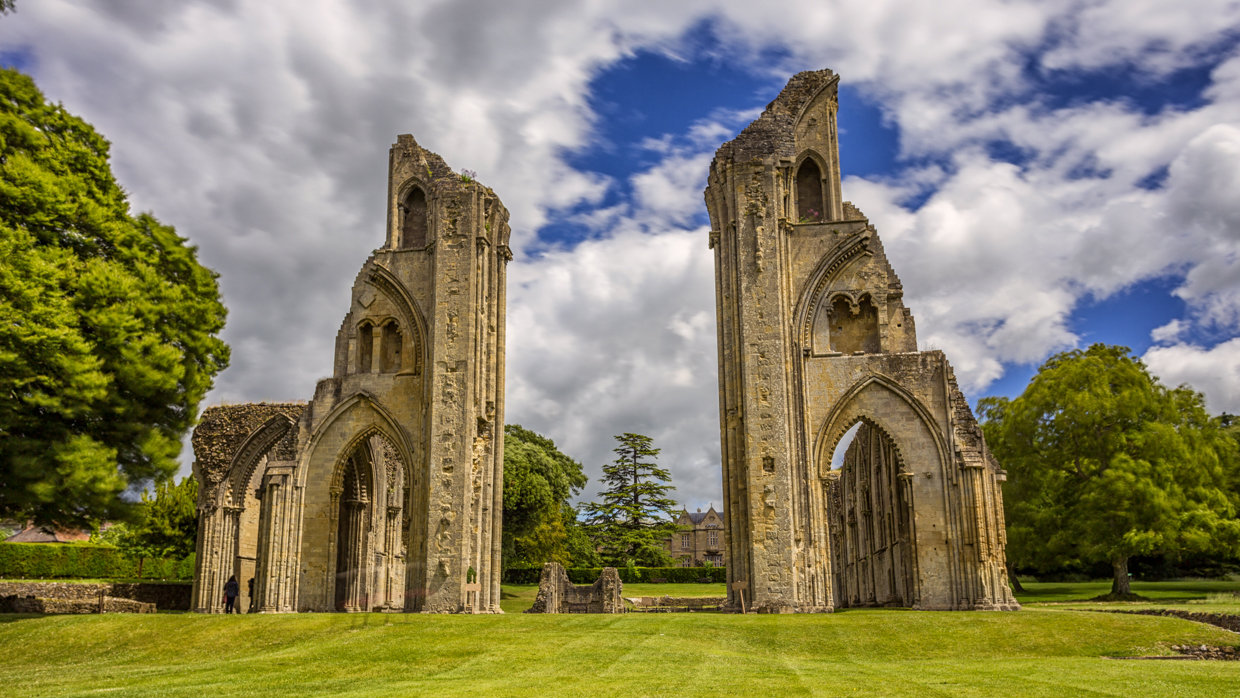 The Glorious Ruins Of Glastonbury Abbey – Life And All